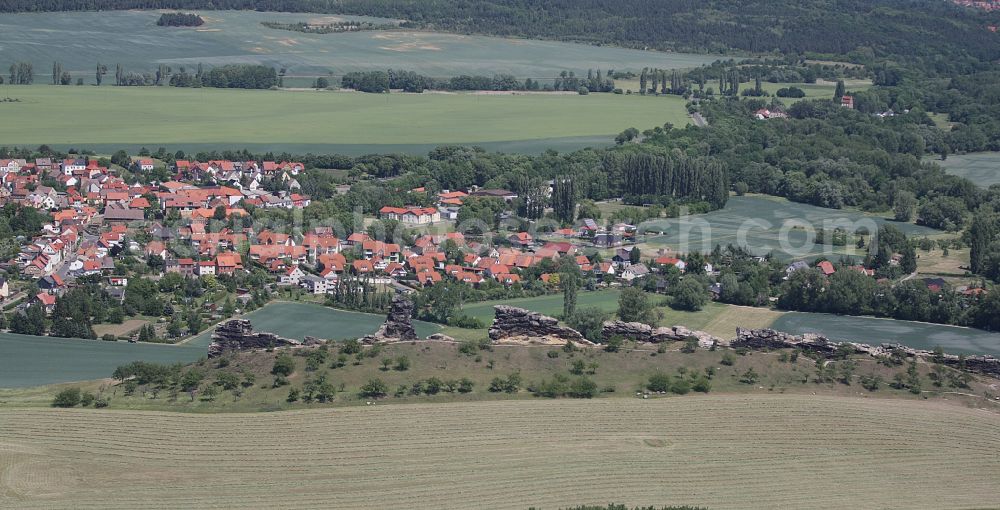 Aerial photograph Weddersleben - Agricultural land and field boundaries surround the settlement area of the village in Weddersleben in the state Saxony-Anhalt, Germany