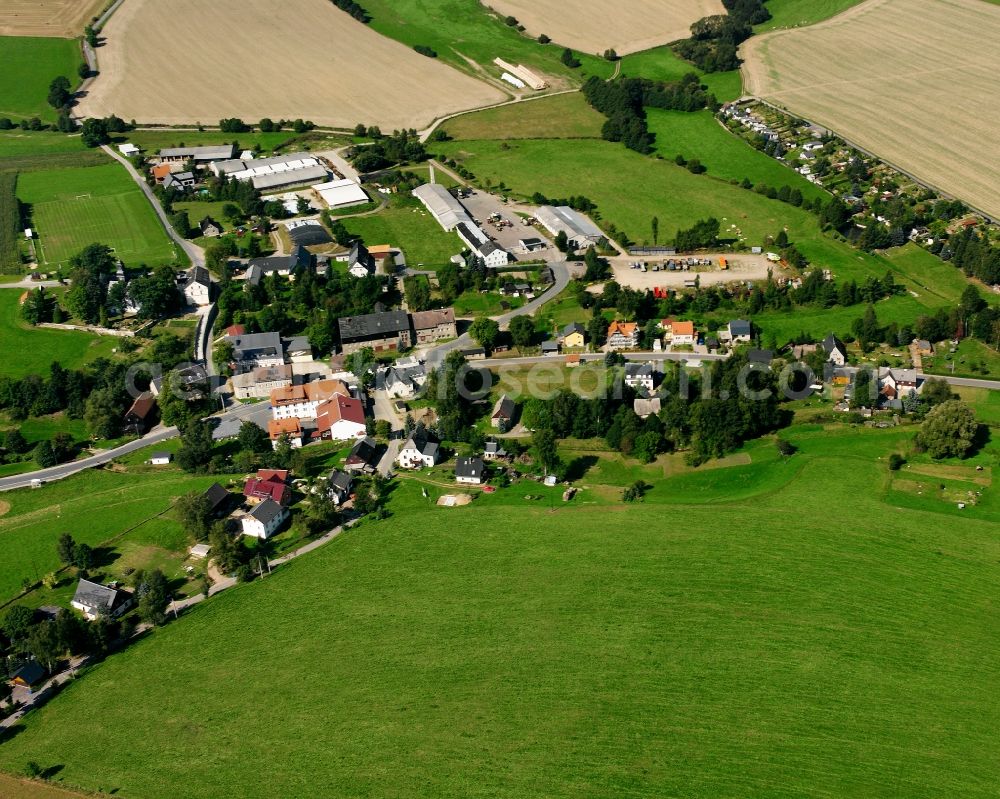 Aerial photograph Weigmannsdorf - Agricultural land and field boundaries surround the settlement area of the village in Weigmannsdorf in the state Saxony, Germany