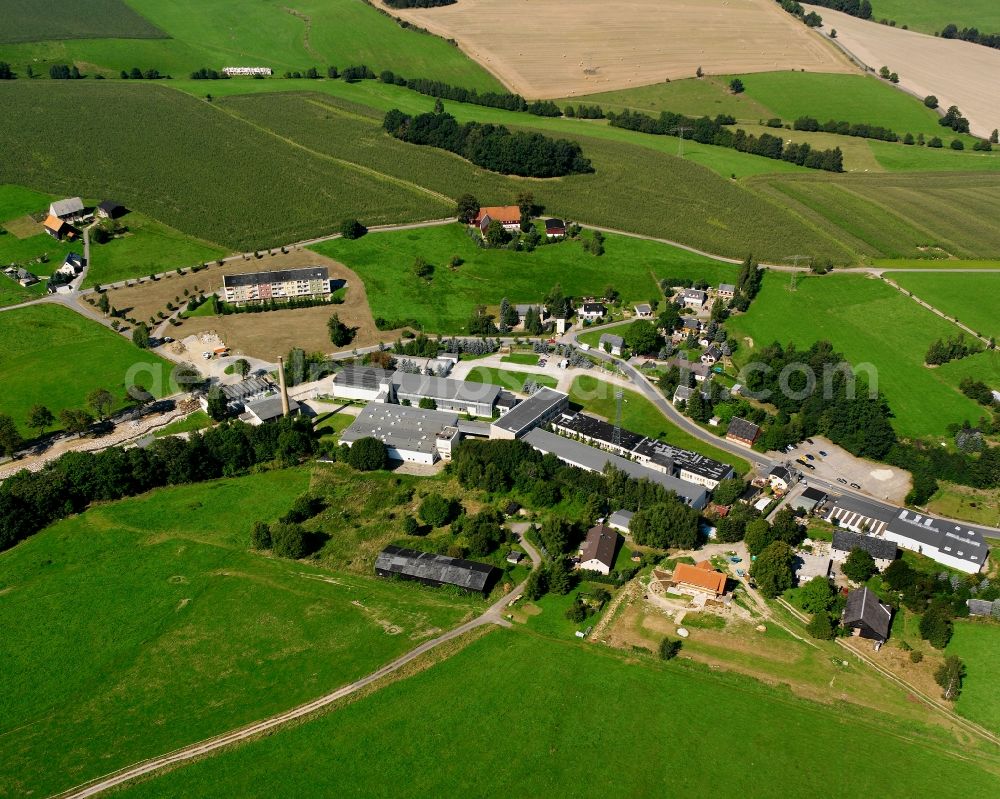 Weigmannsdorf from the bird's eye view: Agricultural land and field boundaries surround the settlement area of the village in Weigmannsdorf in the state Saxony, Germany