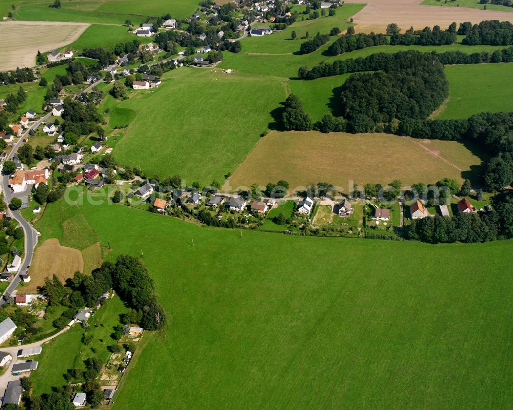 Aerial image Weigmannsdorf - Agricultural land and field boundaries surround the settlement area of the village in Weigmannsdorf in the state Saxony, Germany