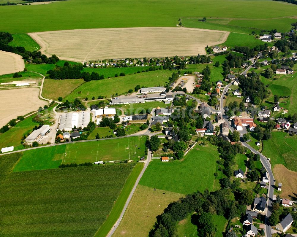 Aerial photograph Weigmannsdorf - Agricultural land and field boundaries surround the settlement area of the village in Weigmannsdorf in the state Saxony, Germany