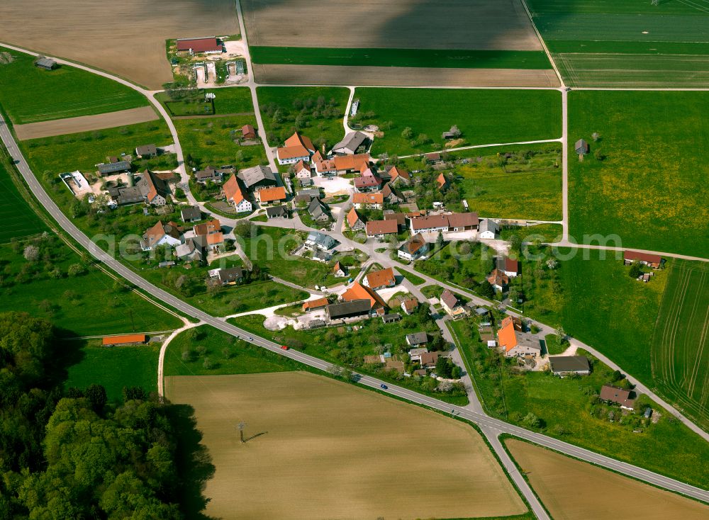 Wennenden from the bird's eye view: Agricultural land and field boundaries surround the settlement area of the village in Wennenden in the state Baden-Wuerttemberg, Germany