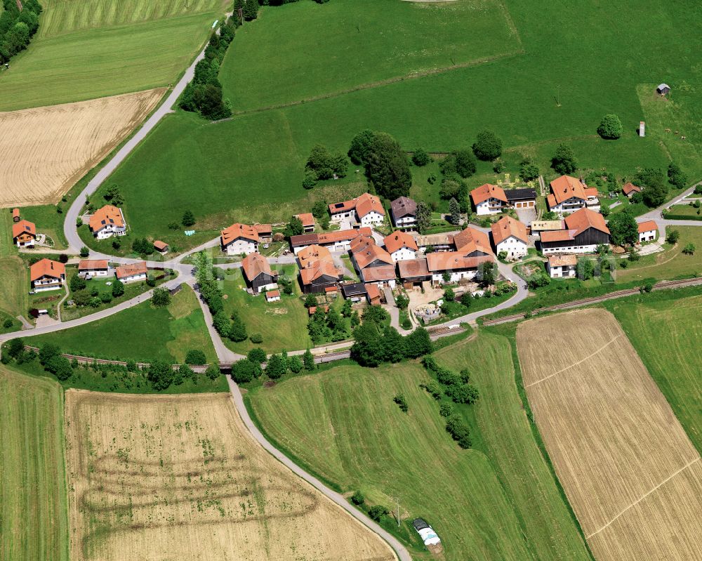 Aerial photograph Werenain - Agricultural land and field boundaries surround the settlement area of the village in Werenain in the state Bavaria, Germany