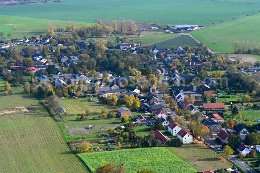 Aerial photograph Willmersdorf - Agricultural land and field boundaries surround the settlement area of the village in Willmersdorf in the state Brandenburg, Germany