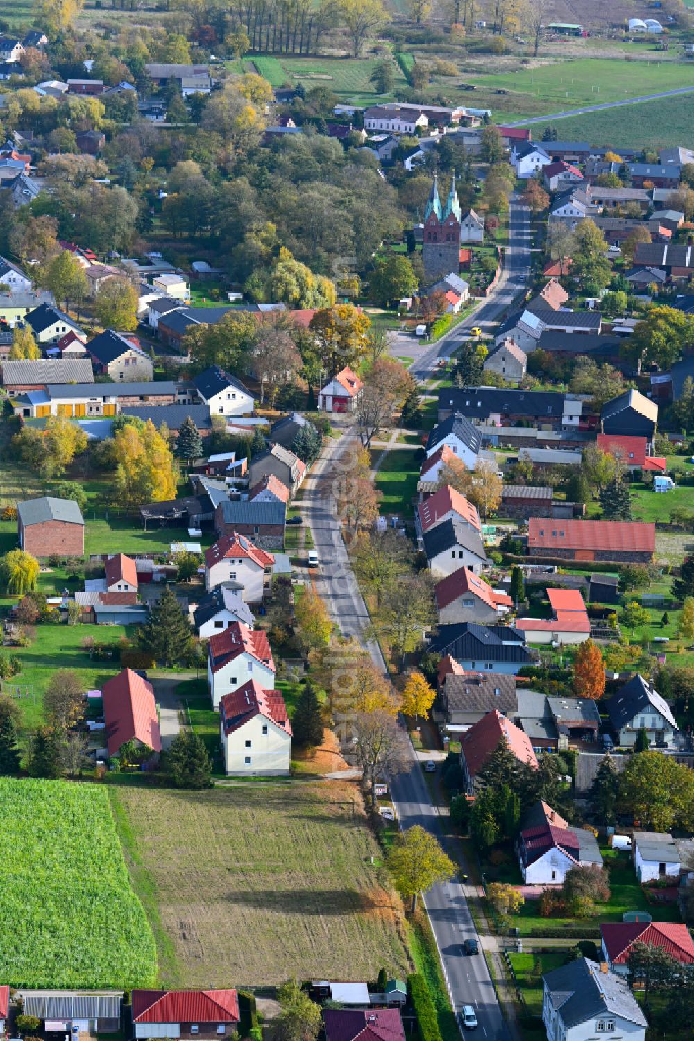 Willmersdorf from the bird's eye view: Agricultural land and field boundaries surround the settlement area of the village in Willmersdorf in the state Brandenburg, Germany