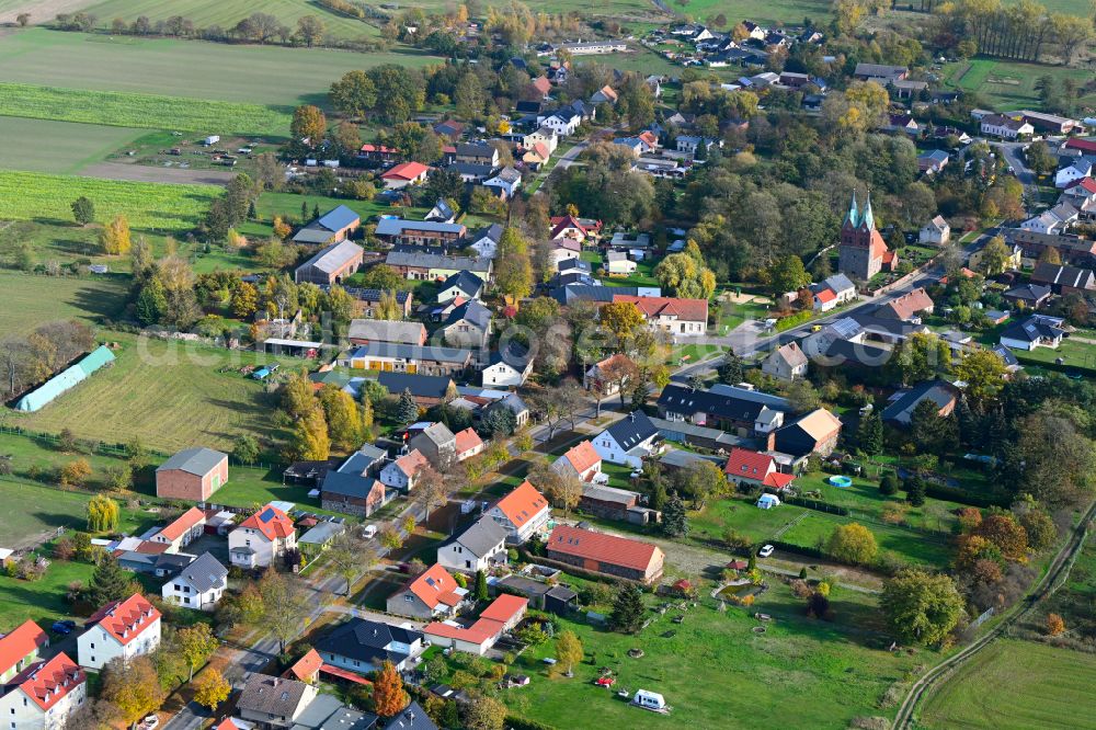 Aerial image Willmersdorf - Agricultural land and field boundaries surround the settlement area of the village in Willmersdorf in the state Brandenburg, Germany