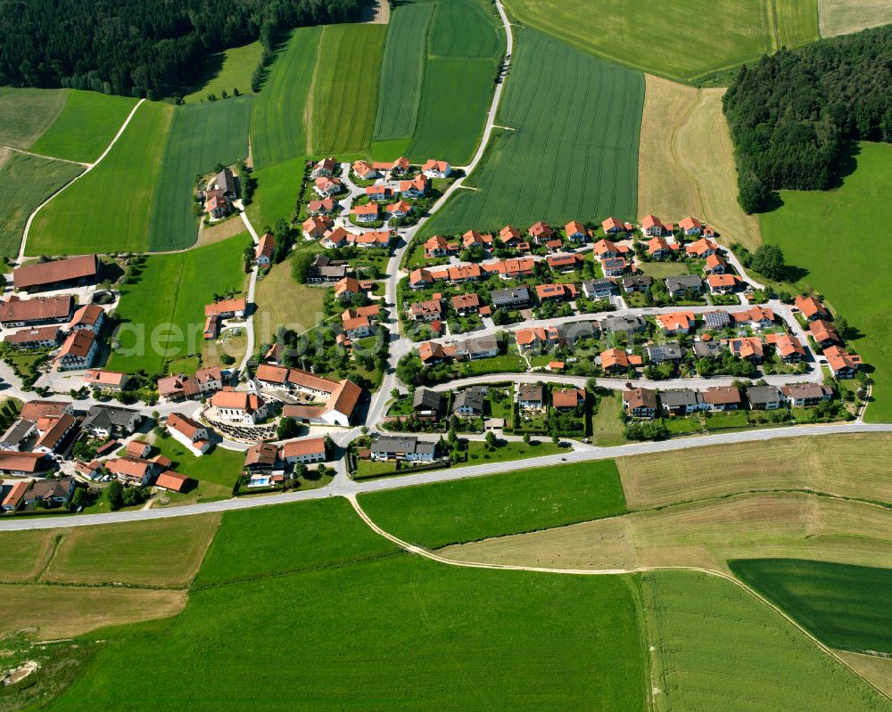 Aerial photograph Wolfsberg - Agricultural land and field boundaries surround the settlement area of the village in Wolfsberg in the state Bavaria, Germany