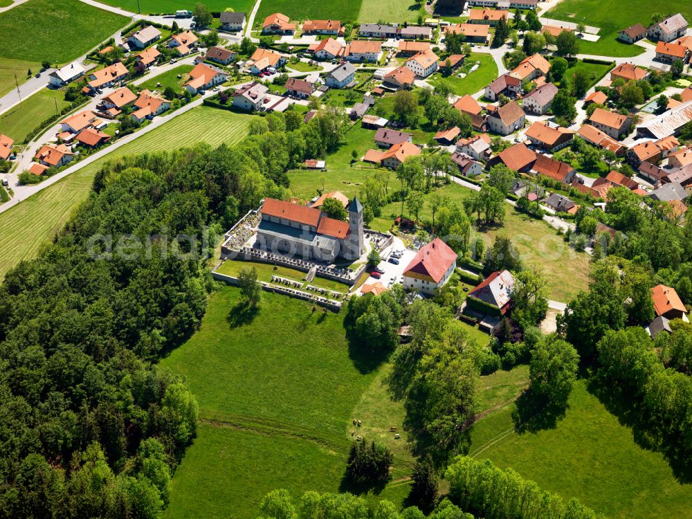 Wollaberg from the bird's eye view: Agricultural land and field boundaries surround the settlement area of the village in Wollaberg in the state Bavaria, Germany