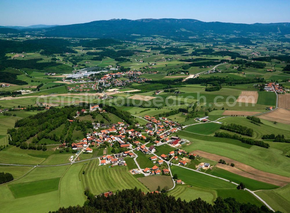 Wollaberg from the bird's eye view: Agricultural land and field boundaries surround the settlement area of the village in Wollaberg in the state Bavaria, Germany