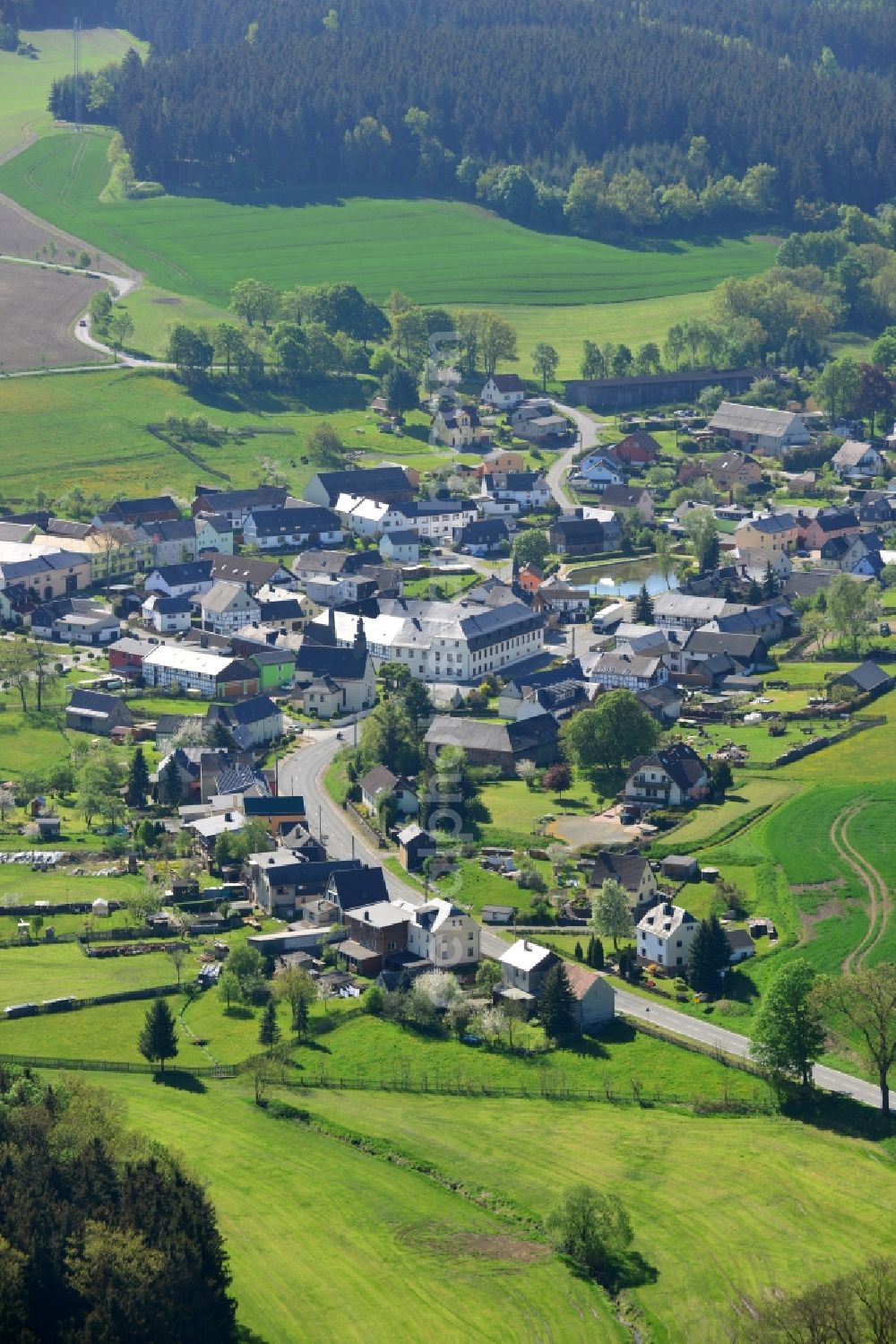 Aerial image Zollgrün - Agricultural land and field boundaries surround the settlement area of the village in Zollgruen in the state Thuringia, Germany