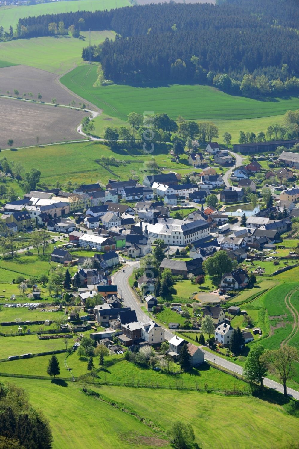 Aerial photograph Zollgrün - Agricultural land and field boundaries surround the settlement area of the village in Zollgruen in the state Thuringia, Germany