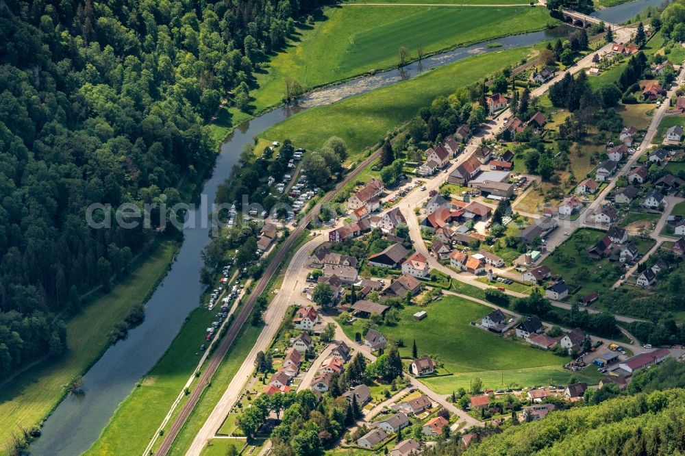 Hausen im Tal from the bird's eye view: Village on the river bank areas of the river Danube in Hausen im Tal in the state Baden-Wuerttemberg, Germany