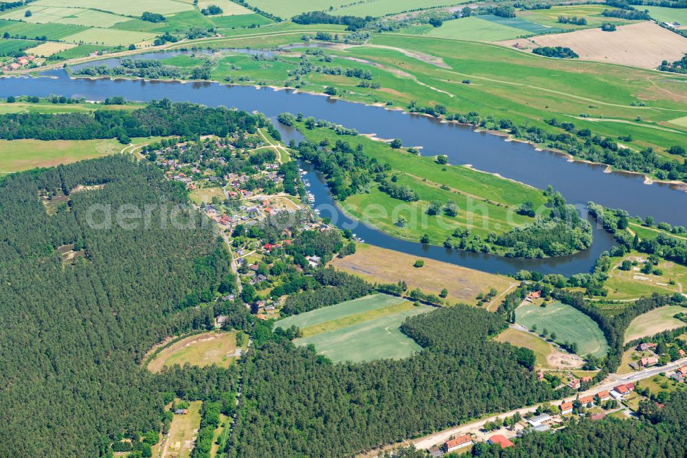 Bleckede from the bird's eye view: Village on the river bank areas of the River Elbe in Bleckede in the state Lower Saxony, Germany