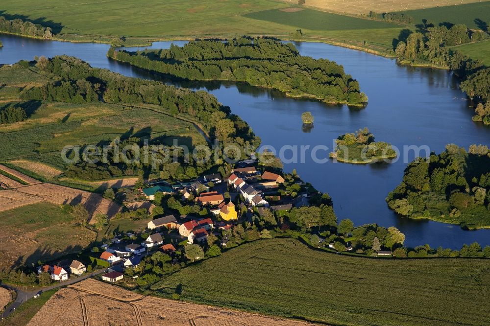 Aerial photograph Brandenburg an der Havel - Village on the river bank areas the Havel in Brandenburg an der Havel in the state Brandenburg, Germany