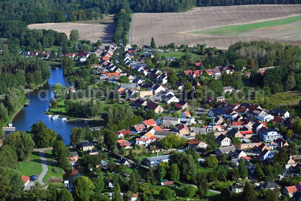 Aerial image Bredereiche - Village on the river bank areas of the Havel in Bredereiche in the state Brandenburg, Germany