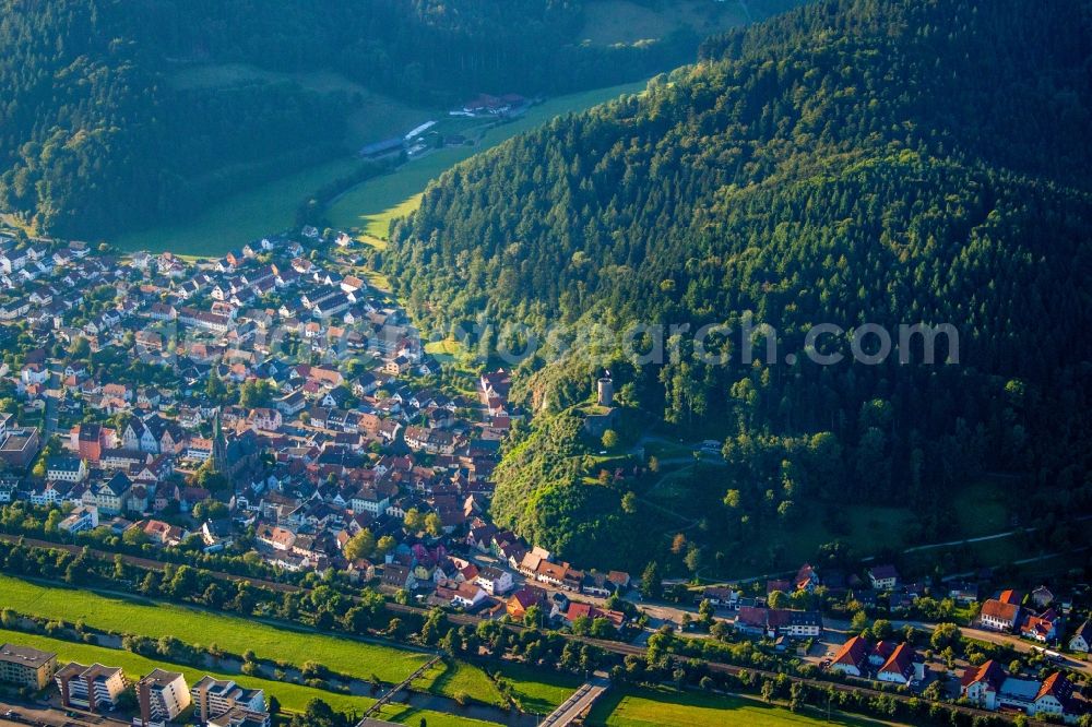 Hausach from the bird's eye view: Village on the river bank areas of the Kinzig river in Hausach in the state Baden-Wuerttemberg, Germany