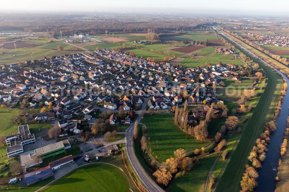 Weier from the bird's eye view: Village on the river bank areas of the Kinzig river in Weier in the state Baden-Wurttemberg, Germany