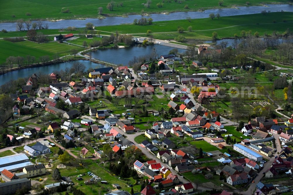 Aerial photograph Klöden - Village on the river bank areas at Kloedener Riss in Kloeden in the state Saxony-Anhalt, Germany