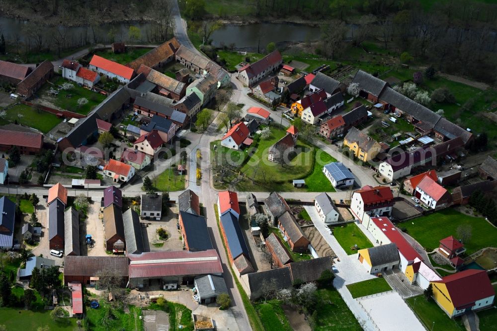 Aerial photograph Kleindröben - Village on the river bank areas at Kloedener Riss in Kleindroeben in the state Saxony-Anhalt, Germany