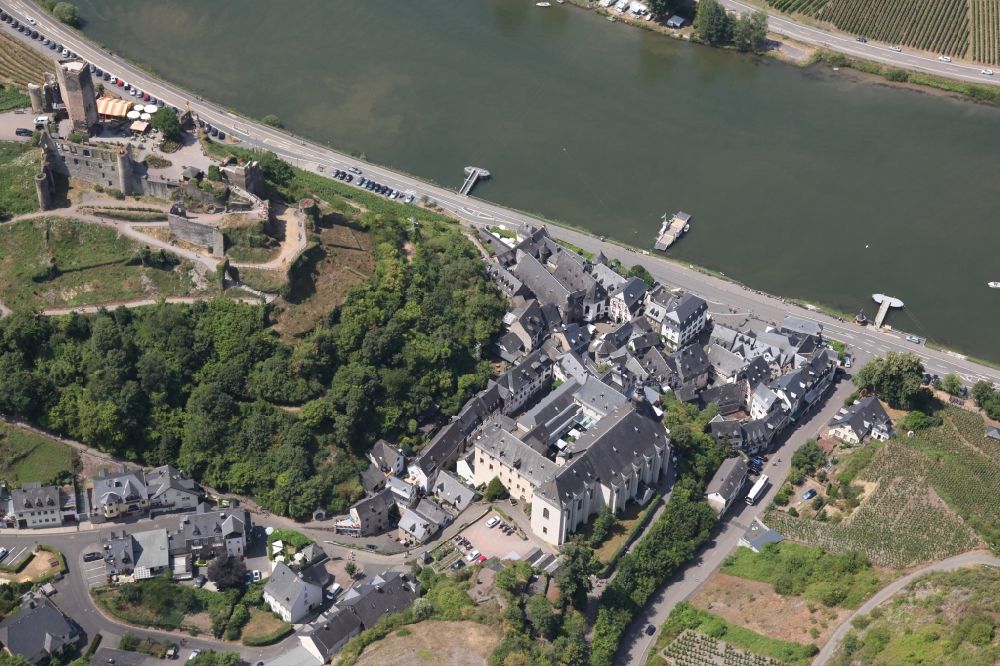 Aerial photograph Beilstein - Village on the river bank areas of the river Mosel in Beilstein in the state Rhineland-Palatinate, Germany. Beilstein Castle, also called Metternich Castle, is located above the picturesque village