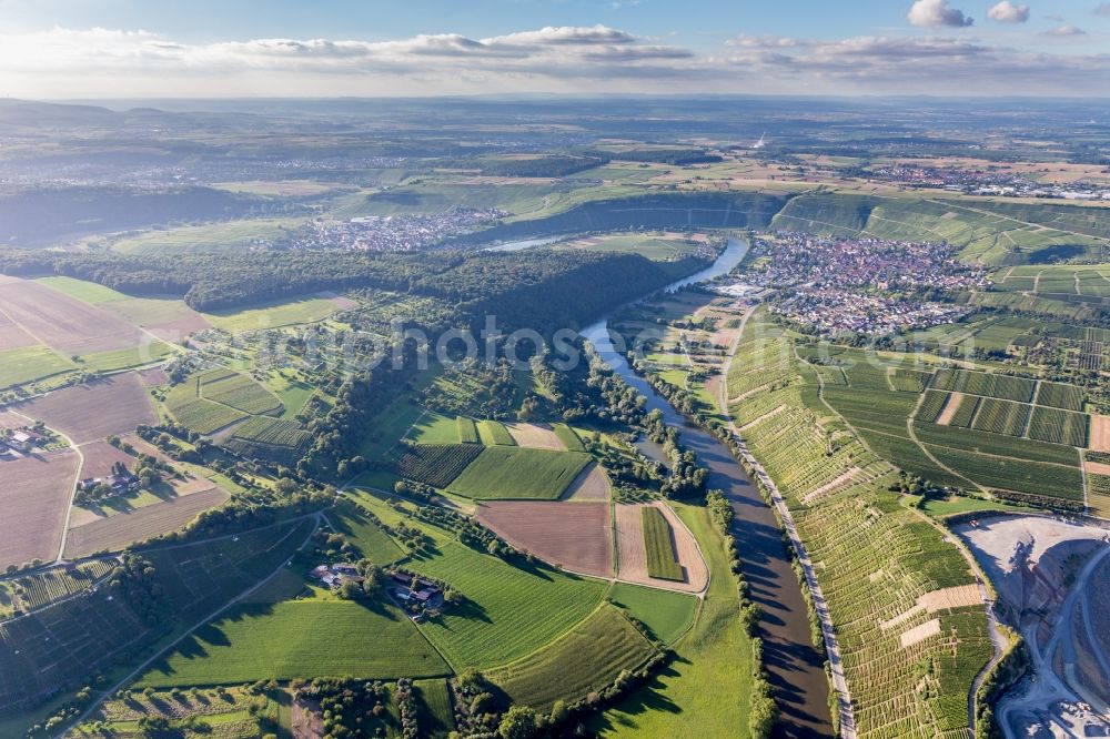 Aerial image Mundelsheim - Village on the river bank areas of the river Neckar in Mundelsheim in the state Baden-Wuerttemberg, Germany