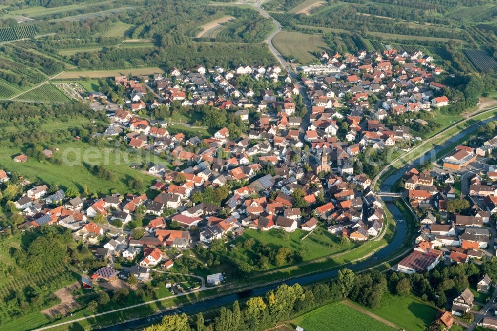 Aerial photograph Oberkirch - Village on the river bank areas of the river Rench in the district Stadelhofen in Oberkirch in the state Baden-Wurttemberg, Germany