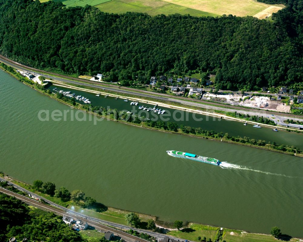 Fellen from the bird's eye view: Village on the river bank areas of the Rhine river in Fellen in the state Rhineland-Palatinate, Germany