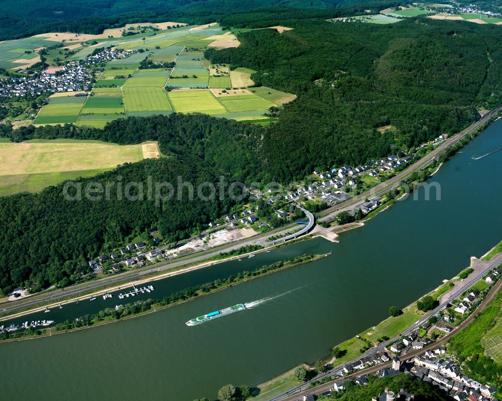 Fellen from above - Village on the river bank areas of the Rhine river in Fellen in the state Rhineland-Palatinate, Germany