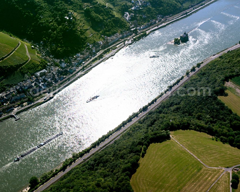 Henschhausen from above - Village on the river bank areas of the Rhine river in Henschhausen in the state Rhineland-Palatinate, Germany