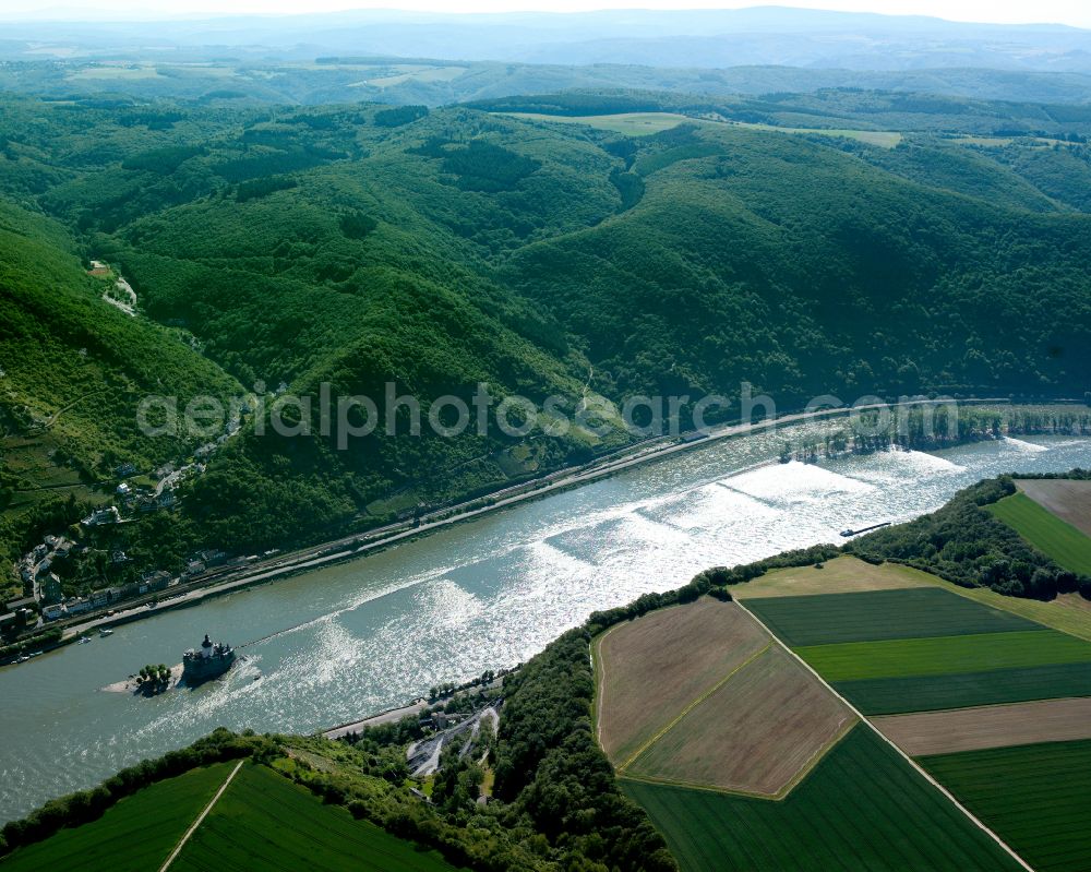 Aerial photograph Kaub - Village on the river bank areas of the Rhine river in Kaub in the state Rhineland-Palatinate, Germany