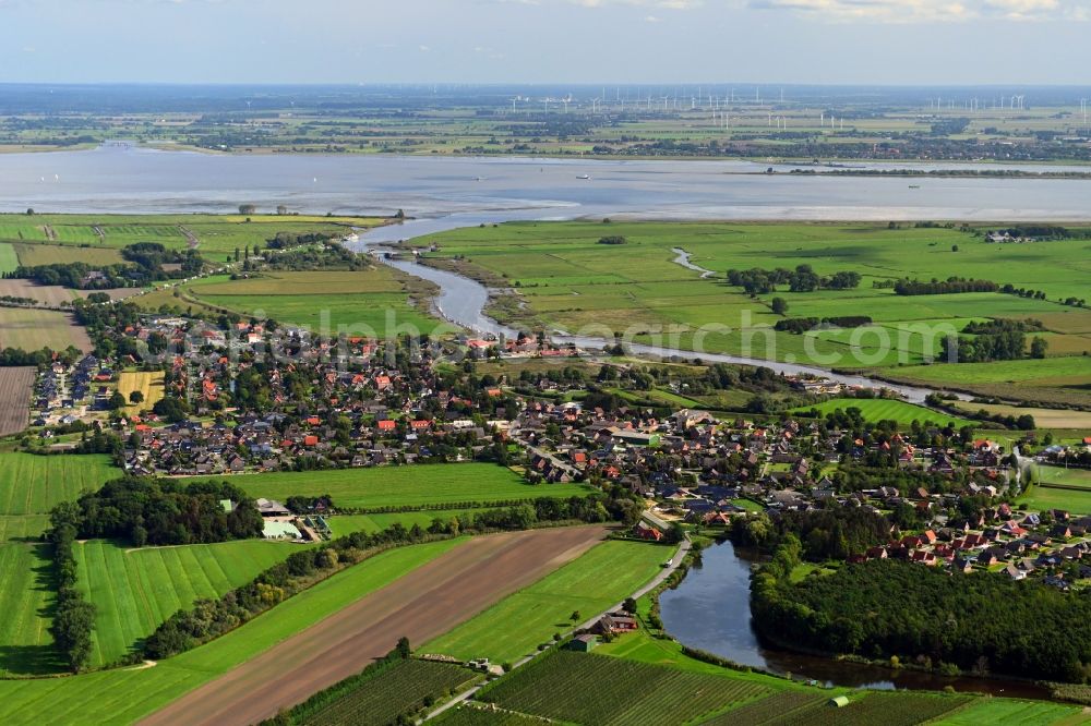 Wischhafen from above - Village on the river bank areas of Wischhafener Sueofelbe in Wischhafen in the state Lower Saxony, Germany