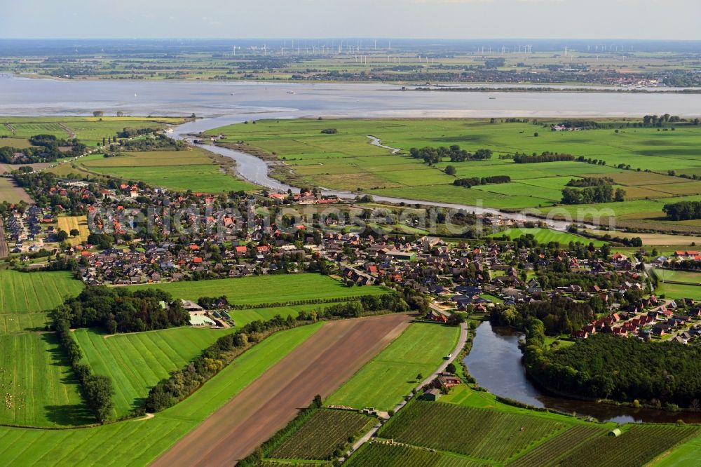 Wischhafen from the bird's eye view: Village on the river bank areas of Wischhafener Sueofelbe in Wischhafen in the state Lower Saxony, Germany
