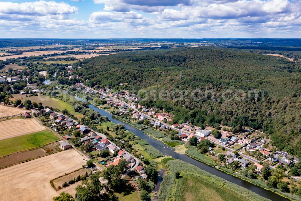 Schiffmühle from the bird's eye view: Village on the river bank areas Wriezener Alte Oder in Schiffmuehle in the state Brandenburg, Germany