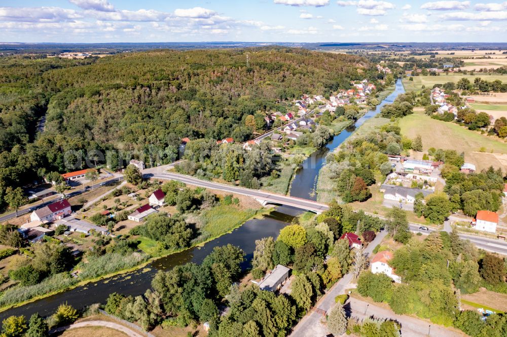 Schiffmühle from the bird's eye view: Village on the river bank areas Wriezener Alte Oder in Schiffmuehle in the state Brandenburg, Germany
