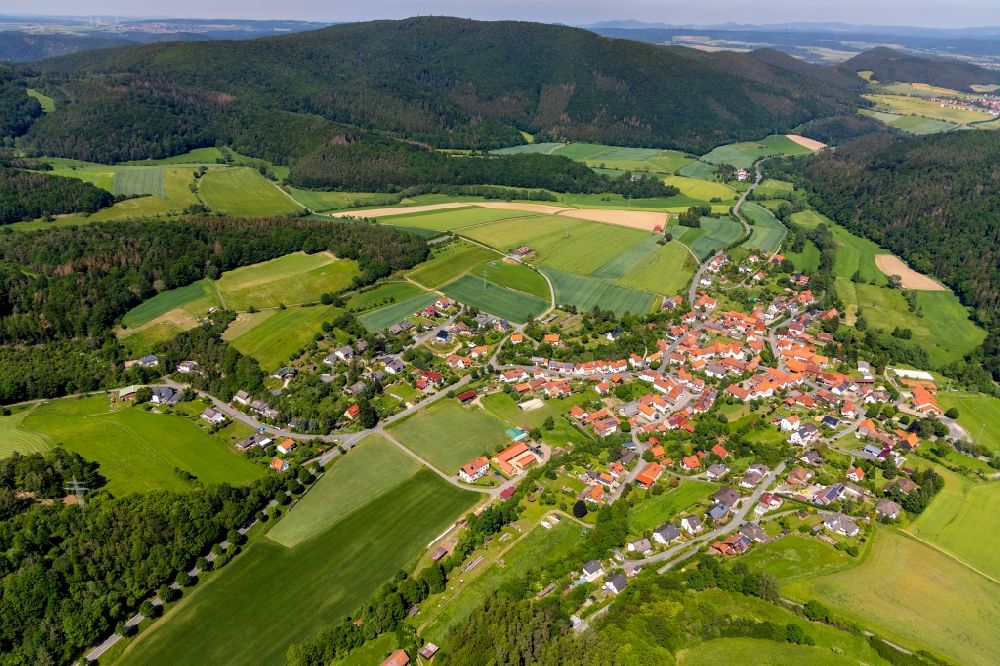 Aerial photograph Gellershausen - Agricultural land and field borders surround the settlement area of the village in Gellershausen in the state Hesse, Germany