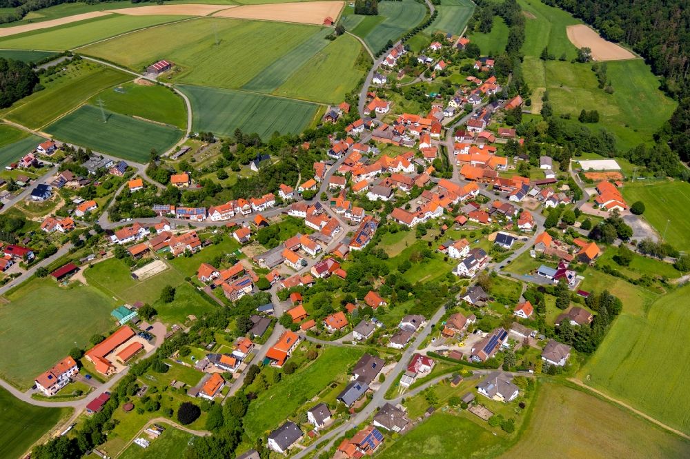 Gellershausen from the bird's eye view: Agricultural land and field borders surround the settlement area of the village in Gellershausen in the state Hesse, Germany