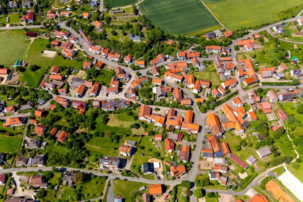 Aerial photograph Gellershausen - Agricultural land and field borders surround the settlement area of the village in Gellershausen in the state Hesse, Germany