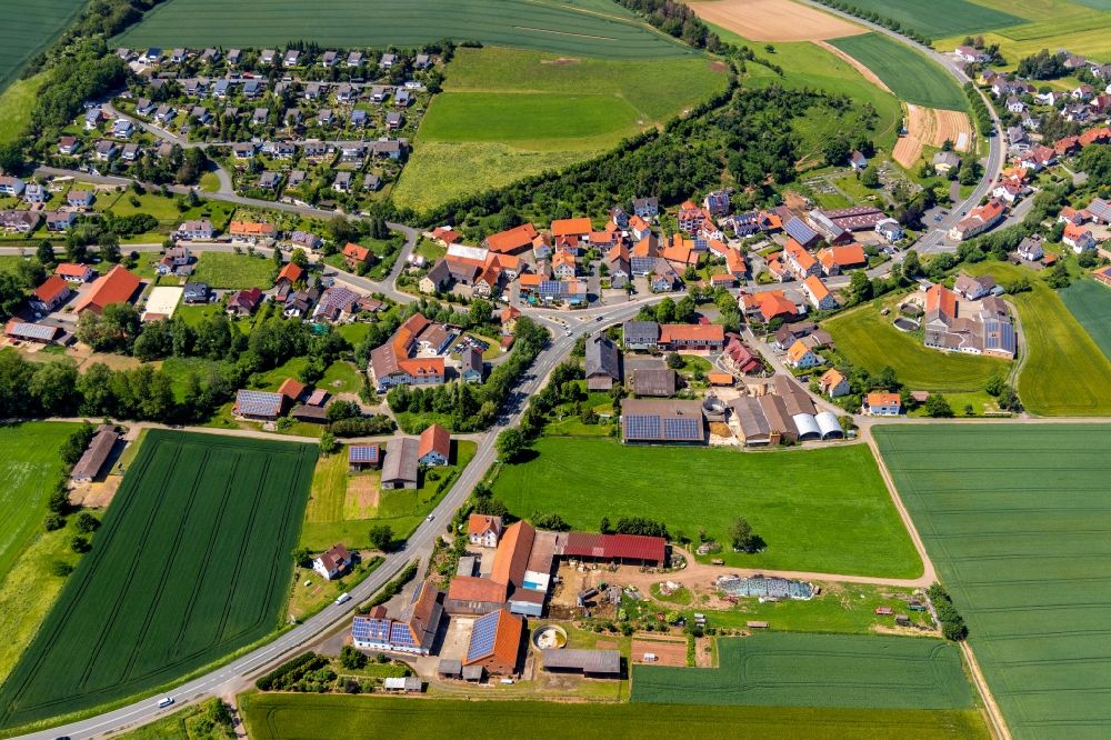 Aerial photograph Giflitz - Agricultural land and field borders surround the settlement area of the village in Giflitz in the state Hesse, Germany