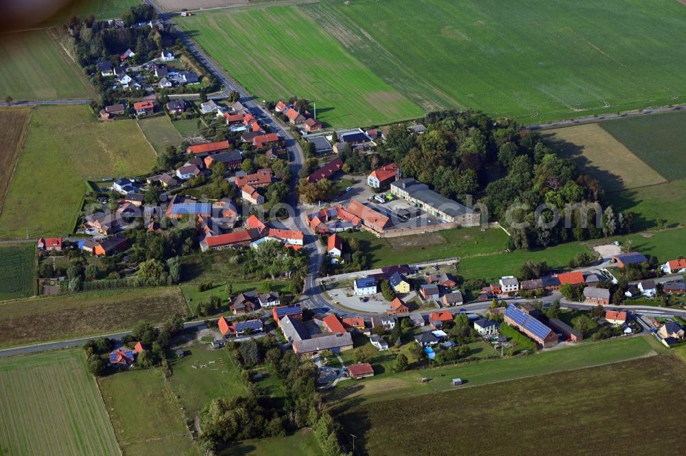 Aerial photograph Gross Sisbeck - Agricultural land and field borders surround the settlement area of the village in Gross Sisbeck in the state Lower Saxony, Germany