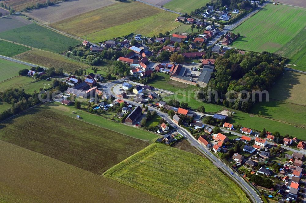 Gross Sisbeck from the bird's eye view: Agricultural land and field borders surround the settlement area of the village in Gross Sisbeck in the state Lower Saxony, Germany