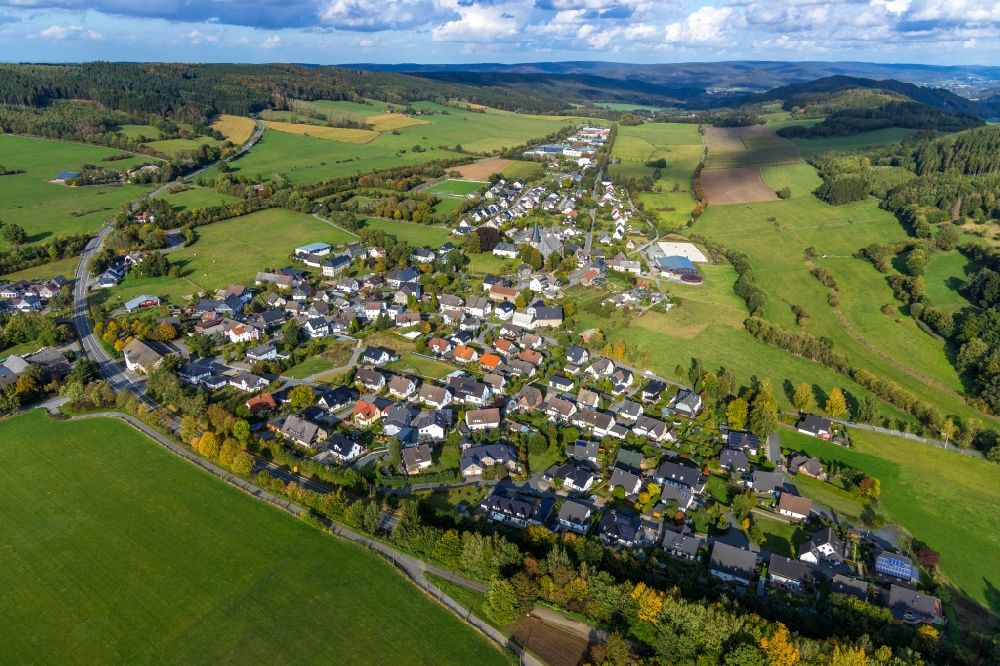 Aerial photograph Hellefeld - Agricultural land and field borders surround the settlement area of the village in Hellefeld in the state North Rhine-Westphalia, Germany