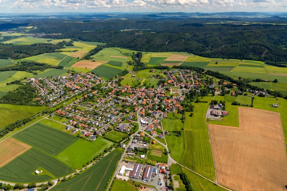Höringhausen from the bird's eye view: Agricultural land and field borders surround the settlement area of the village in Hoeringhausen in the state Hesse, Germany