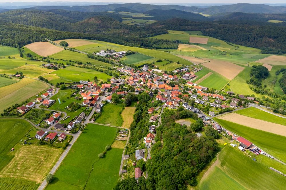 Aerial photograph Hundsdorf - Agricultural land and field borders surround the settlement area of the village in Hundsdorf in the state Hesse, Germany