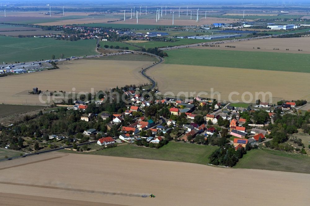 Köckern from the bird's eye view: Agricultural land and field borders surround the settlement area of the village in Koeckern in the state Saxony-Anhalt, Germany
