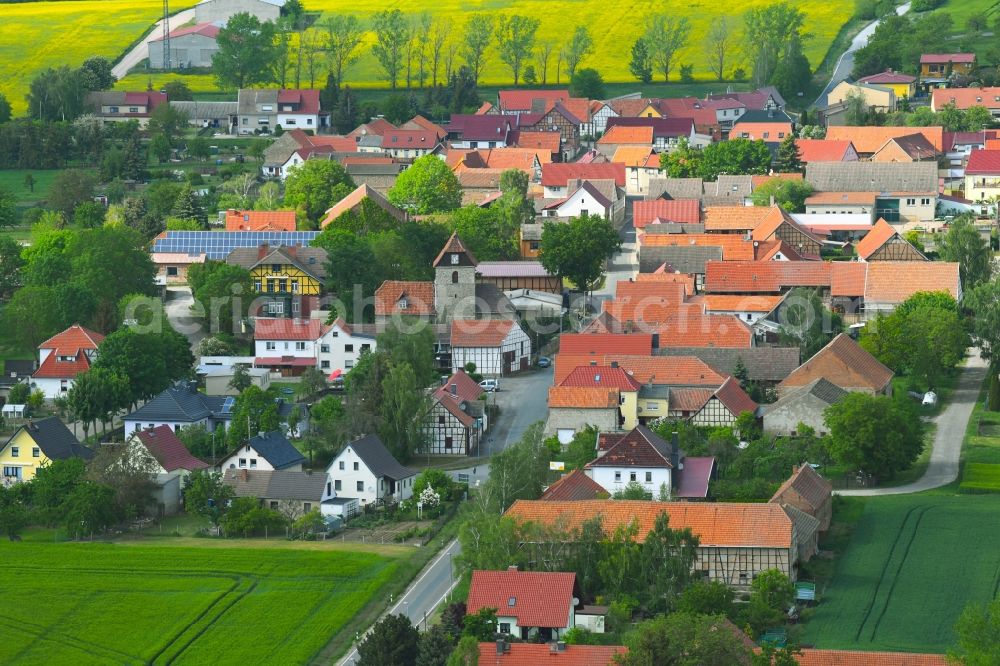 Kirchengel from the bird's eye view: Agricultural land and field borders surround the settlement area of the village in Kirchengel in the state Thuringia, Germany