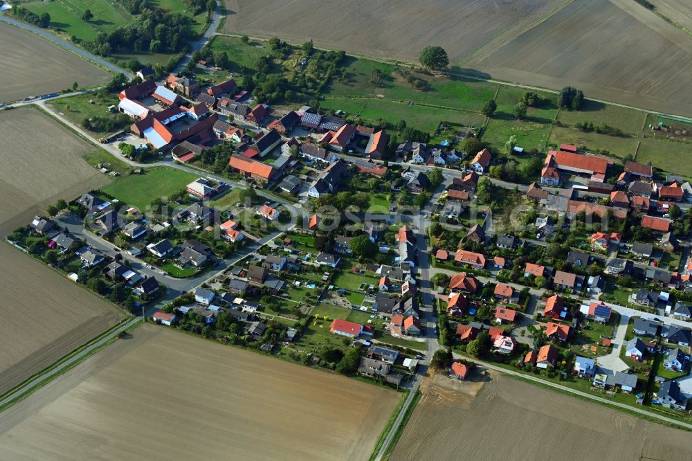 Klein Sisbeck from the bird's eye view: Agricultural land and field borders surround the settlement area of the village in Klein Sisbeck in the state Lower Saxony, Germany