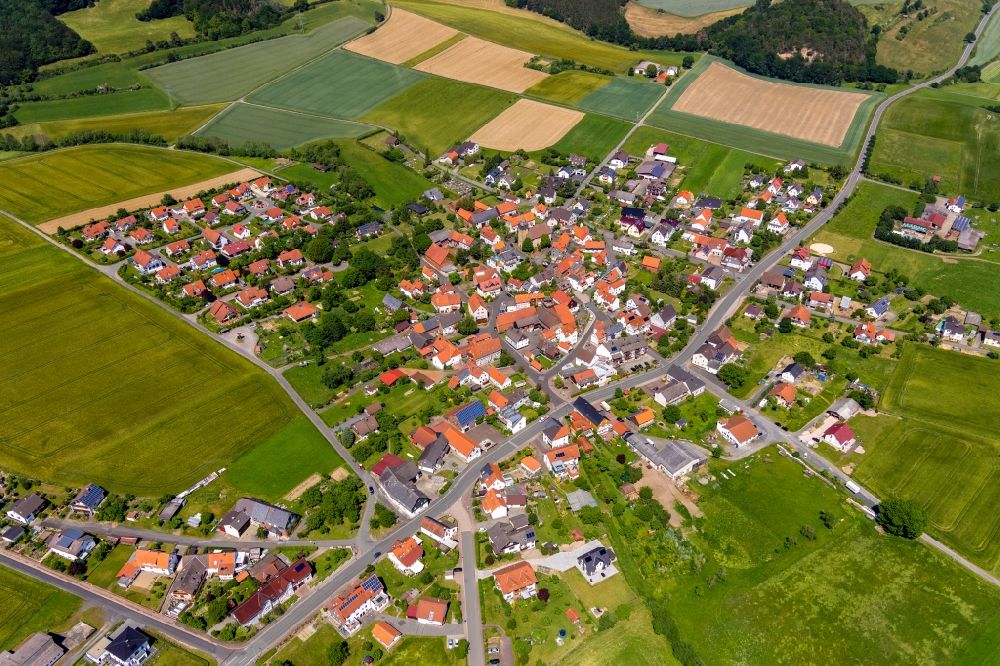 Aerial photograph Kleinern - Agricultural land and field borders surround the settlement area of the village in Kleinern in the state Hesse, Germany