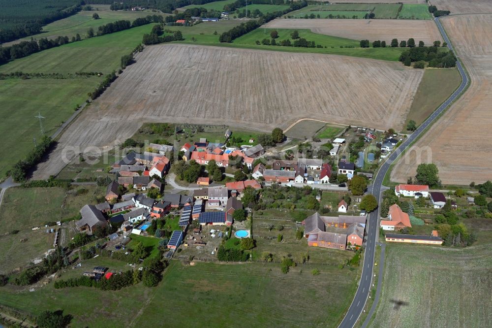 Külso from the bird's eye view: Agricultural land and field borders surround the settlement area of the village in Kuelso in the state Saxony-Anhalt, Germany