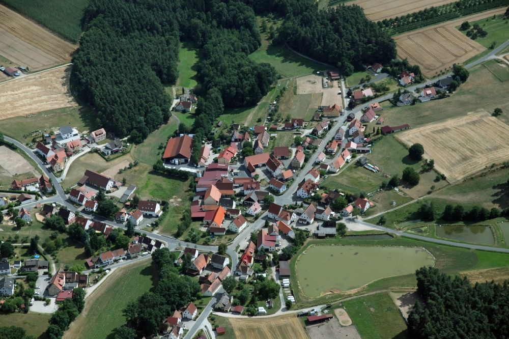 Lauf Bullach from the bird's eye view: Village center in Lauf an der Pegnitz Bullach in Bavaria. Embedded in a depression the village is bordered in north and west by numerous fish ponds. During the September to April lasting fishing saison these are an important economic factor for the village