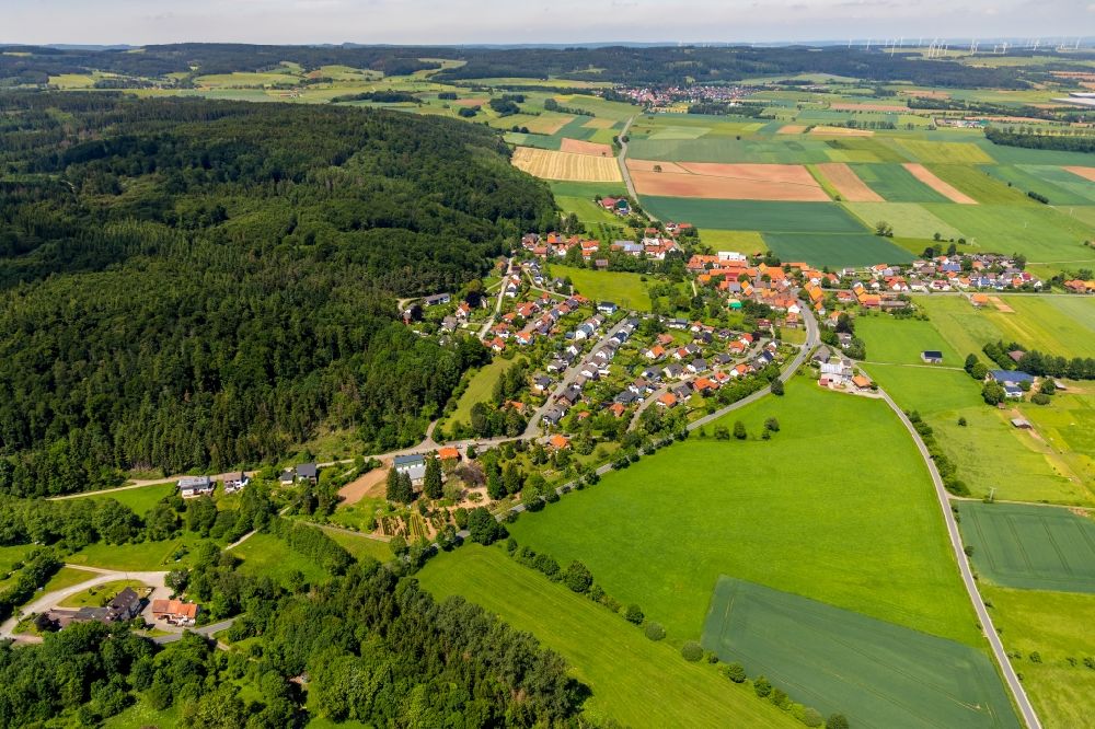 Aerial photograph Lengefeld - Agricultural land and field borders surround the settlement area of the village in Lengefeld in the state Hesse, Germany